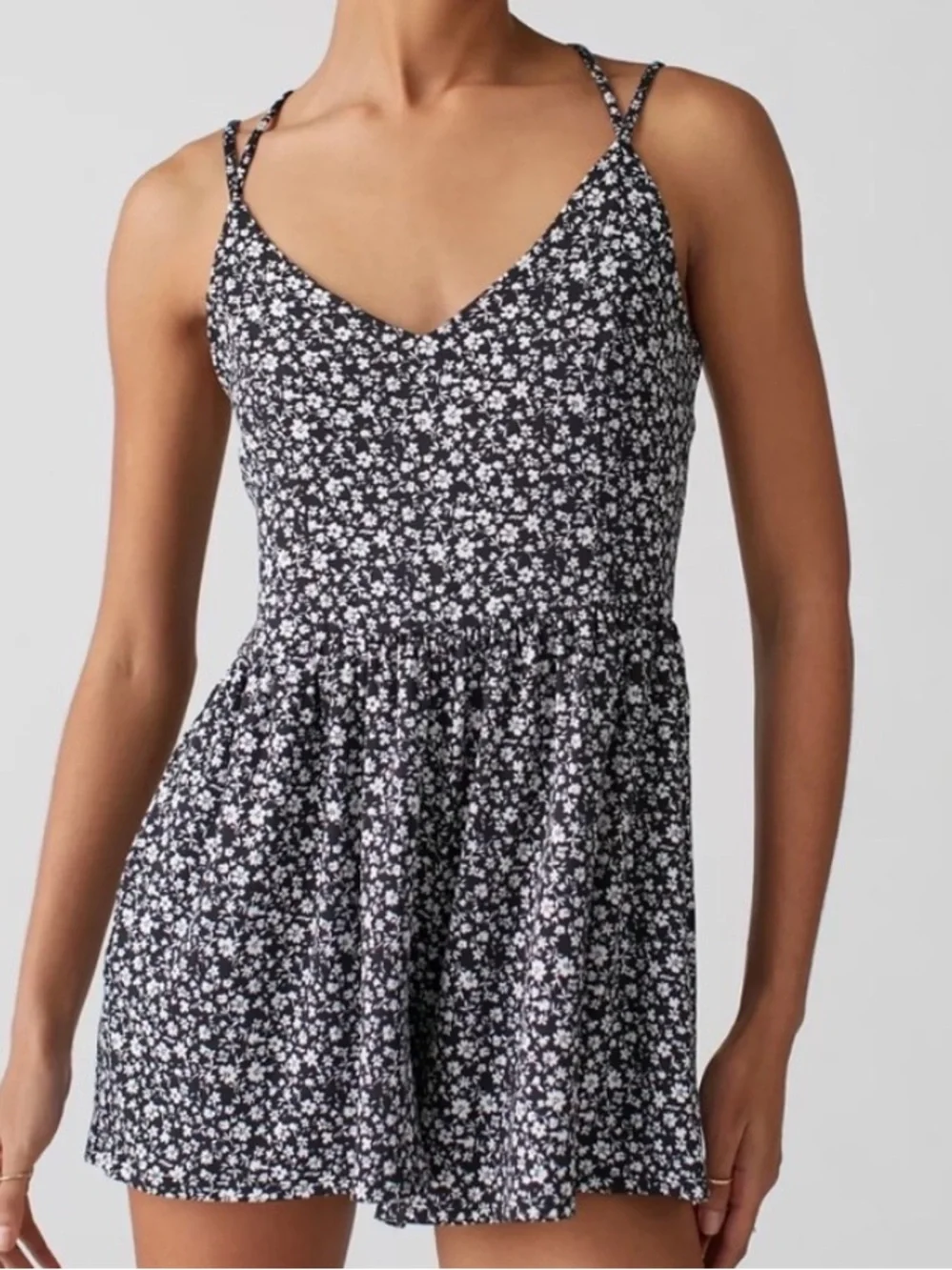 Urban Outfitters Women S Black White Floral Strappy V-Neck Sherri Romper NWT